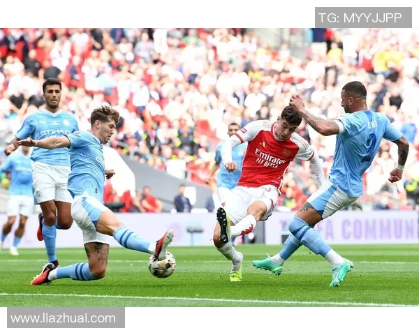 球星亲身示范游泳与足球完美结合的精彩瞬间